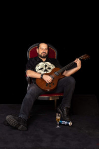 Véritable larsen vivant, plus sombre que la folie elle-même, c'est la Dark Lady !