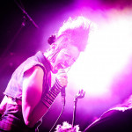 Le chantaire des SL ne comprend pas ce qu'il braille, tourne toujours à gauche quand ça tourne à droite, c'est notre First Lady !